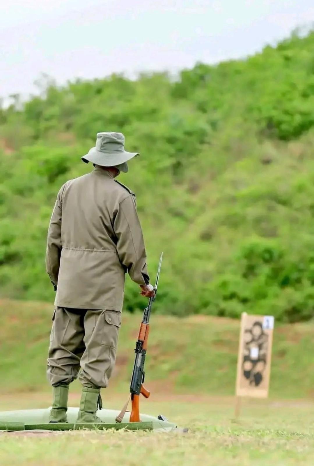 Ouganda : Museveni clôt la retraite parlementaire par une séance de tir à Kyankwanzi