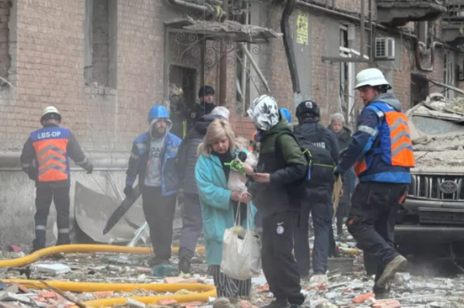 Ukraine : de nouvelles frappes russes font au moins six morts, Zelensky réclame un durcissement des sanctions