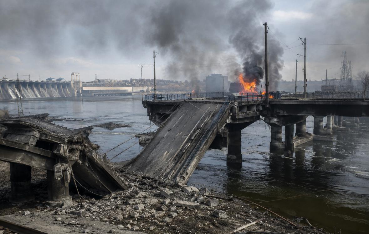 UKRAINE : LA BATAILLE DES PONTS S’INTENSIFIE À ZAPORIJJIA, LA GUERRE FRAPPE AU CŒUR DES INFRASTRUCTURES